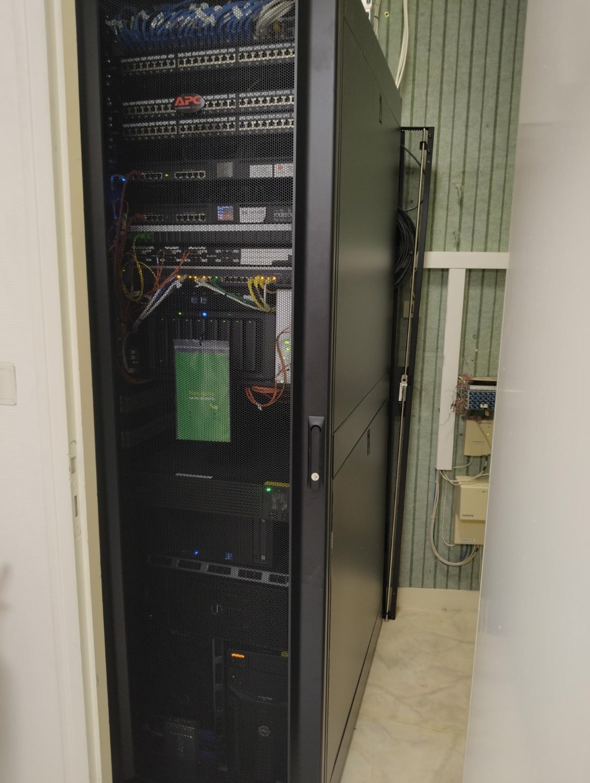 Baie réseau réorganisée après intervention à la mairie de Gray